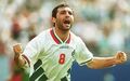 Hristo Stoichkov - Incontornável figura do futebol búlgaro, Hristo Stoichkov conquistou a Bola de Ouro em 1994, ao serviço do Barcelona. Depois do sucesso com a camisola do CSKA Sófia, clube do seu país, este ex-internacional búlgaro ficou na história do emblema culé, onde conquistou uma Taça dos Campeões Europeus, uma Taça das Taças, quatro Supertaças Europeias, cinco campeonatos, seis Supertaças de Espanha e duas Taças do Rei. Aos 35 anos, representava os norte-americanos do Chicago Fire.