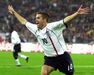 Michael Owen - O menino prodígio inglês que conquistou a Bola de Ouro, em 2001, com apenas 22 anos de idade, teve uma carreira muito irregular depois da distinção. Com passagens por Liverpool, Real Madrid, Newcastle e Manchester United, foi no Stoke City, em 2013, onde colocou um ponto final na carreira profissional, com 34 anos.