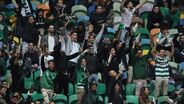 Adeptos do Sporting tiram os ténis durante o jogo em protesto com revista