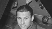 Lev Yashin - Nascido na antiga União Soviética, Lev Yashin foi um grande guarda-redes durante os anos 60, tendo conquistado a Bola de Ouro em 1963. Aos 35 anos, o guardião vestia a camisola do Dínamo Moscovo, o segundo clube de todo o seu percurso profissional. O primeiro foi o Akademia Dínamo.