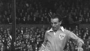 Stanley Matthews - Foi o primeiro jogador a conquistar uma Bola de Ouro em 1956. Uma figura do Blackpool, clube que representou durante 14 temporadas e onde conquistou uma Taça de Inglaterra (1953), Stanley Matthews permaneceu no emblema inglês até aos 47 anos (1962).