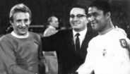 Denis Law - Eternamente ligado ao Manchester United, por pertencer à trindade 'Best, Law e Charlton' (George Best, Denis Law and Bobby Charlton), este escocês conquistou a Bola de Ouro em 1964, na sua segunda temporada ao serviço dos red devils. Acabou a carreira aos 34 anos, no... Manchester City.