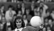 George Best - Juntamente com Bobby Charlton e Dennis Law, George Best viveu uma das melhores eras da história do Manchester United. Pelos red devils conquistou uma Taça dos Campeões Europeus, foi por duas vezes campeão de Inglaterra, venceu uma Taça de Inglaterra, duas Supertaças, foi eleito o melhor marcador do campeonato em 1967/68 - época em que foi coroado ainda com a conquista da Bola de Ouro. Aos 35 anos representou os norte-americanos do San Jose Clash.