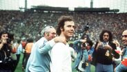 Franz Beckenbauer - Faz parte da geração de ouro do futebol alemão, que foi coroada com o título Mundial em 1974. Beckenbauer conquistou três Taças dos Campeões Europeus, quatro títulos alemães, quatro Taças da Alemanha, uma Taça das Taças e um Mundial de Clubes ao serviço do Bayern Munique. Foi ainda coroado o Melhor Jogador do Mundo por duas vezes, em 1972 e 1976. Em 1980, com 35 anos o defesa alemão representava os norte-americanos do New York Cosmos, clube pelo qual foi campeão em três temporadas, em 1976/77, 1977/78 e 1979/80.
