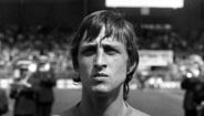 Johan Cruijff - Figura incontornável do futebol mundial, o criativo holandês fez história ao serviço do Ajax e do Barcelona. Pela formação holandesa, Cruijff conquistou três Taças dos Campeões Europeus, uma Supertaça Europeia, nove títulos nacionais, seis Taças da Holanda, entre outros. Foi o primeiro a conquistar a Bola de Ouro em três ocasiões, em 1971, 1973 e 1974, tendo-se retirado aos 37 anos de idade. Dois anos antes, representava o Ajax pela segunda vez na carreira.