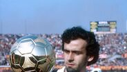 Michel Platini - Um dos maiores do futebol francês e do futebol mundial, Platini tornou-se, em 1985, o segundo futebolista, depois de Johan Cruijff, a conquistar três Bolas de Ouro. Contudo, foi o primeiro a fazê-lo de forma consecutiva (1983, 1984 e 1985). Ao serviço da Juventus, conquistou tudo o que havia para ganhar: uma Taça dos Campeões Europeus, uma Taça das Taças - após derrotar o FC Porto, por 2-1 -, um Mundial de Clubes, dois campeonatos e ainda uma Taça de Itália. Pela seleção francesa conquistou também o Campeonato da Europa de 1984. Retirou-se dos relvados com 32 anos, na 'Vecchia Signora'.
