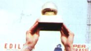 Paolo Rossi - Com uma carreira profissional relativamente curta - retirou-se aos 31 anos -, este avançado italiano deu cartas na Juventus, clube onde conquistou uma Taça dos Campeões Europeus, uma Supertaça Europeia, dois campeonatos e ainda uma Taça de Itália. Em 1982 foi coroado com a conquista da Bola de Ouro.