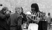 Ruud Gullit - Um dos rostos mais conhecidos do futebol mundial, não só pelas conquistas ao longo da carreira, mas também pela sua enorme 'cabeleira'. Ruud Gullit conquistou a Bola de Ouo em 1987, ao serviço dos holandeses do PSV Eindhoven. Pendurou as chuteiras aos 36 anos, depois de três temporadas ao serviço do Chelsea.
