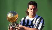 Roberto Baggio - O ano de 1993 não irá, certamente, sair da memória deste antigo internacional italiano. Ao serviço da Juventus, clube pelo qual conquistou uma Taça UEFA e um campeonato italiano, Roberto Baggio recebeu a Bola de Ouro e tornou-se no terceiro futebolista a ser coroado o Melhor Jogador do Mundo pela FIFA. Aos 35 anos de idade, jogava no Brescia. Dois anos depois colocou um fim à carreira profissional.