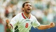Hristo Stoichkov - Incontornável figura do futebol búlgaro, Hristo Stoichkov conquistou a Bola de Ouro em 1994, ao serviço do Barcelona. Depois do sucesso com a camisola do CSKA Sófia, clube do seu país, este ex-internacional búlgaro ficou na história do emblema culé, onde conquistou uma Taça dos Campeões Europeus, uma Taça das Taças, quatro Supertaças Europeias, cinco campeonatos, seis Supertaças de Espanha e duas Taças do Rei. Aos 35 anos, representava os norte-americanos do Chicago Fire.