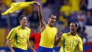Rivaldo - Juntamente com Ronaldo Nazário, Rivaldo conquistou o Mundial de futebol pelo Brasil em 2002. Contudo, foi em 1999, ao serviço do Barcelona, que recebeu a Bola de Ouro e foi coroado o Melhor Jogador do Mundo pela FIFA. Aos 35 anos representava o Bunyodkor do Uzbequistão. Colocou um ponto final à carreira de jogador em 2015, com a camisola dos brasileiros do Mogi Mirim. Atualmente, é treinador do SC Chabab Mohammed, do Marrocos.
