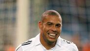 Ronaldo - Um dos melhores jogadores da história do futebol brasileiro e mundial. Ronaldo Nazário brilhou em clubes como Inter, o Barcelona e ainda o Real Madrid. Pela seleção brasileiro conquistou dois Mundiais, em 1994 e 2002, uma Taça das Confederações, em 1997 e ainda duas Copa América, em 1996/96 e 1998/99. Conquistou a Bola de Ouro em 1997 (Inter) e 2002 (Real Madrid) e foi nomeado o Melhor Jogador do Mundo pela FIFA por três ocasiões, em 1996 (Barcelona), 1997 e 2002. Aos 35 anos de idade colocou o fim à carreira profissional ao serviço do Corinthians, depois de estar envolvido em várias polémicas.