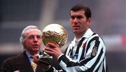 Zinédine Zidane - Atualemente é treinador do Real Madrid, clube pelo qual conquistou, enquanto jogador, uma Liga dos Campeões, uma Supertaça Europeia, um Mundial de Clubes, um campeonato e ainda uma Supertaça de Espanha. Em 1998 conquistou o Mundial ao serviço da França e foi ainda coroado com a Bola de Ouro, pela Juventus, e Melhor Jogador do Mundo pela FIFA - venceu ainda em 2000 (Juventus) e em 2003 (Real Madrid). Retirou-se dos relvados aos 32 anos.