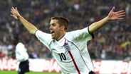 Michael Owen - O menino prodígio inglês que conquistou a Bola de Ouro, em 2001, com apenas 22 anos de idade, teve uma carreira muito irregular depois da distinção. Com passagens por Liverpool, Real Madrid, Newcastle e Manchester United, foi no Stoke City, em 2013, onde colocou um ponto final na carreira profissional, com 34 anos.