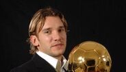 Andriy Shevchenko - Mais de 100 internacionalizações pela Ucrânia, tendo apontado um total de 48 golos, Andriy Shevchenko é um ícone daquele país do Leste europeu. Conquistou a Bola de Ouro em 2004, quando representava o AC Milan, clube pelo qual conquistou um campeonato, uma Supertaça de Itália, uma Liga dos Campeões e ainda uma Supertaça Europeia. Colocou um ponto final na carreira como futebolista aos 36 anos, depois de seis temporadas no clube onde a sua história começou, no Dínamo Kiev. Atualmente, é selecionador da Ucrânia.