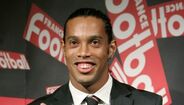 Ronaldinho - Fez parte do trio mortífero brasileiro, composto ainda por Ronaldo e Rivaldo, que junto conquistou o Mundial de 2002. Um ícone do futebol brasileiro e mundial, onde brilhou, sobretudo, ao serviço do Barcelona e AC Milan, conquistou a Bola de Ouro em 2005, quando ainda representava o emblema catalão. Aos 35 anos de idade representava o Fluminense. Anunciou o final da carreira profissional em 2018.