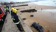 Carro despista-se na Marginal e cai na praia de Carcavelos