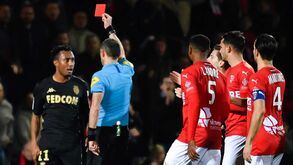 Monaco perde em casa do Nimes em jogo marcado por expulsão de Gelson Martins