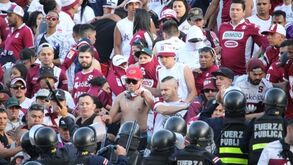 Deportivo Saprissa expulsou claque do estádio... e toda a gente aplaudiu