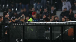 Marega abandona jogo após insultos racistas vindos da bancada e responde de dedo em riste