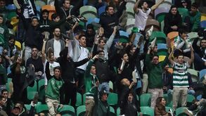 Adeptos do Sporting tiram os ténis durante o jogo em protesto com revista