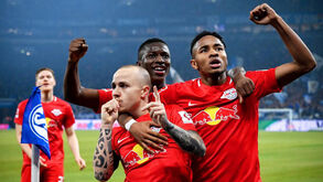 Leipzig goleia na visita ao Schalke 04 e continua a um ponto do Bayern