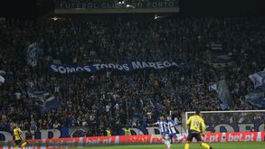 Arrepiante: Ao minuto 11, o Dragão aplaudiu de pé Marega, mostrou esta tarja e o maliano respondeu