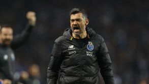Sérgio Conceição em sprint, jogadores eufóricos e adeptos loucos: as reações ao golo de Alex Telles