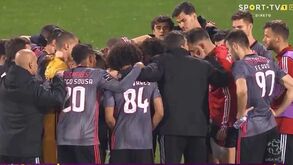 Bruno Lage com gestos vigorosos mandou jogadores agradecerem aos adeptos