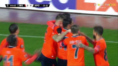 Basaksehir na frente da eliminatória diante do Sporting: Maximiano calculou mal e Aleksic fez o segundo