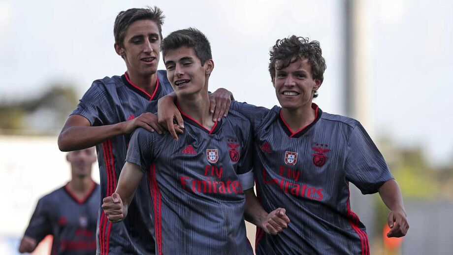 Benfica vence em Leiria com bis de João Resende