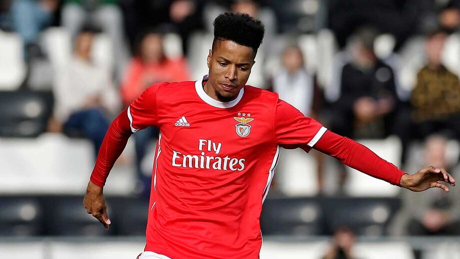 Ebuehi deixa plantel principal do Benfica