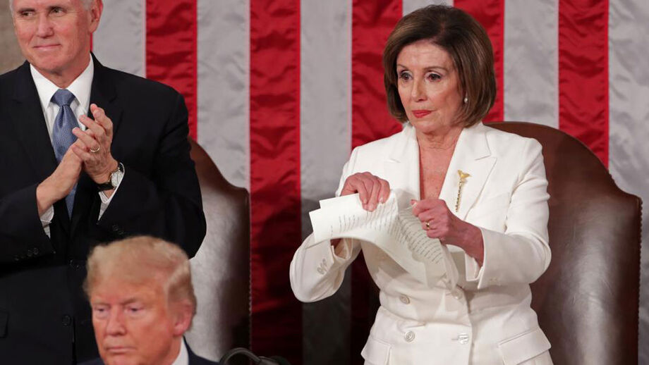 Nancy Pelosi rasga discurso de Donald Trump após Estado da União: veja as imagens