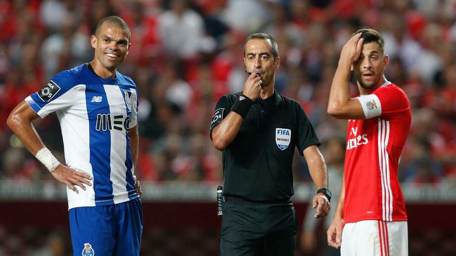 Arbitragem para o clássico sob fogo cruzado