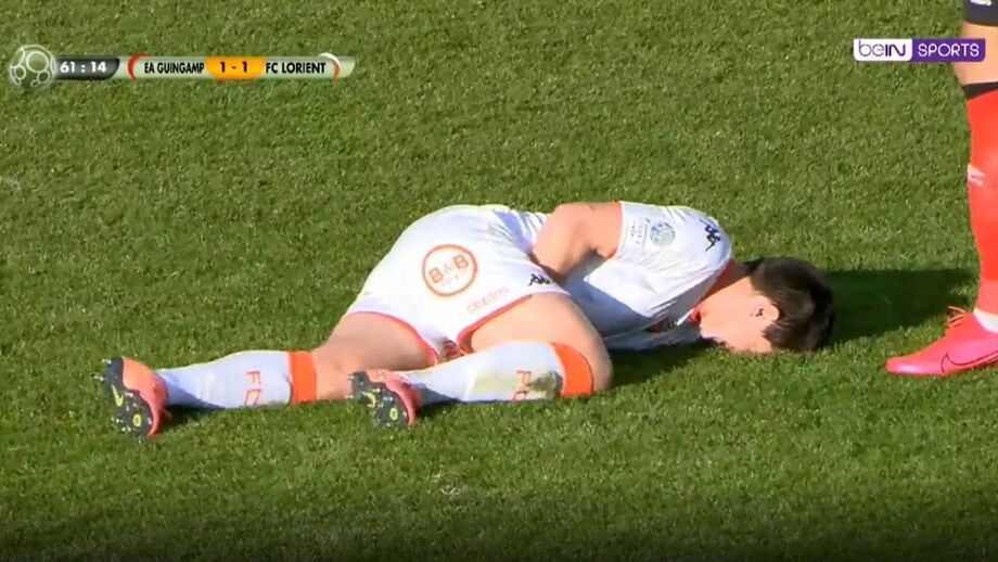 O pesadelo de qualquer homem: jogador do Lorient é atingido pelo colega de equipa... em zona proibida