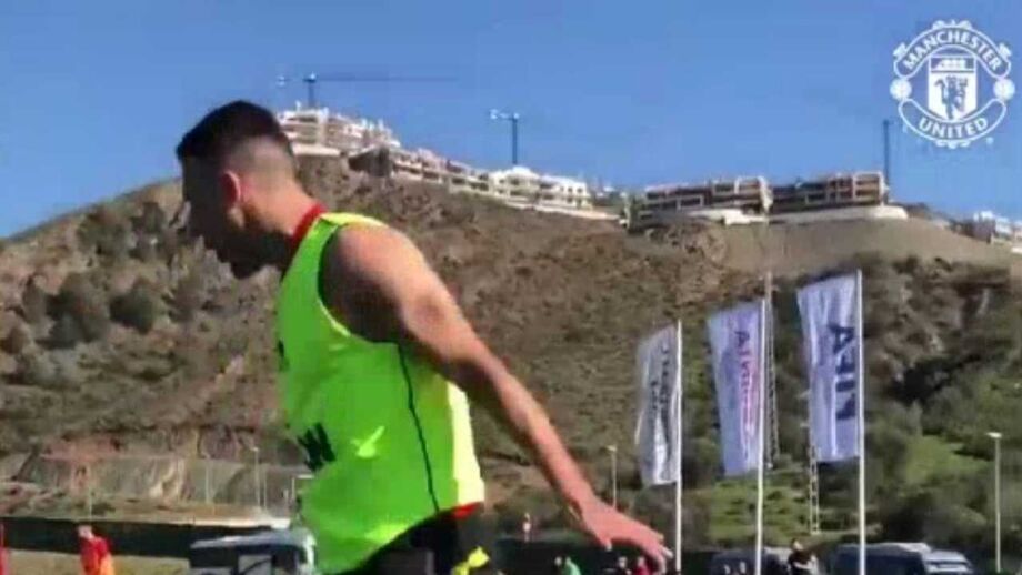 Diogo Dalot imita festejo de Cristiano Ronaldo no treino... com Juan Mata e Martial a juntarem-se à festa