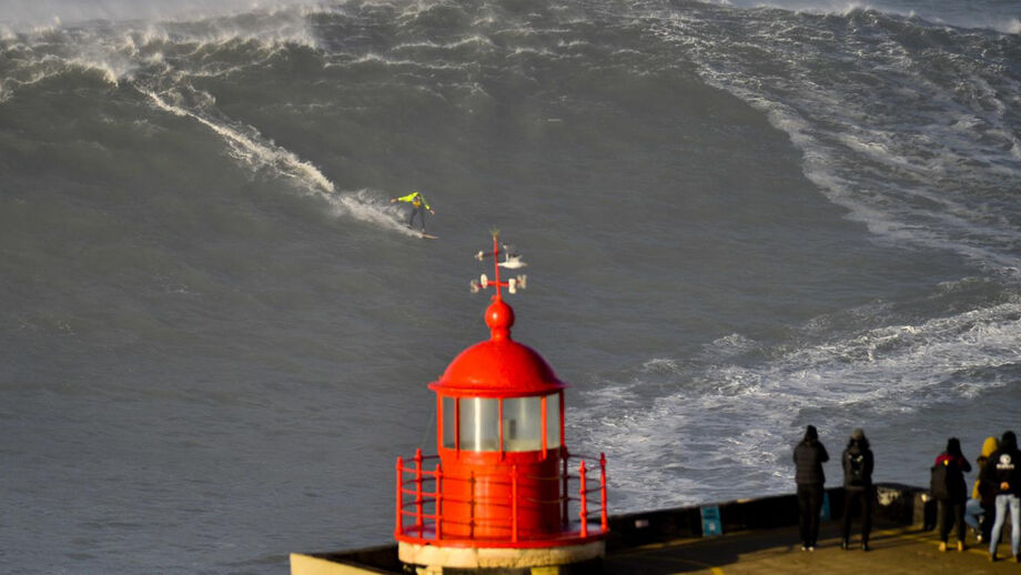 À procura de recorde mundial na Nazaré