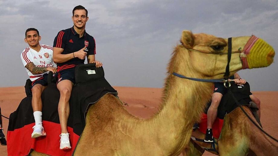 Cédric Soares celebra fim do estágio de camelo