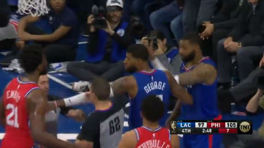 Joel Embiid e Marcus Morris enfrentaram-se fisicamente no LA Clippers-Philadelphia 76ers
