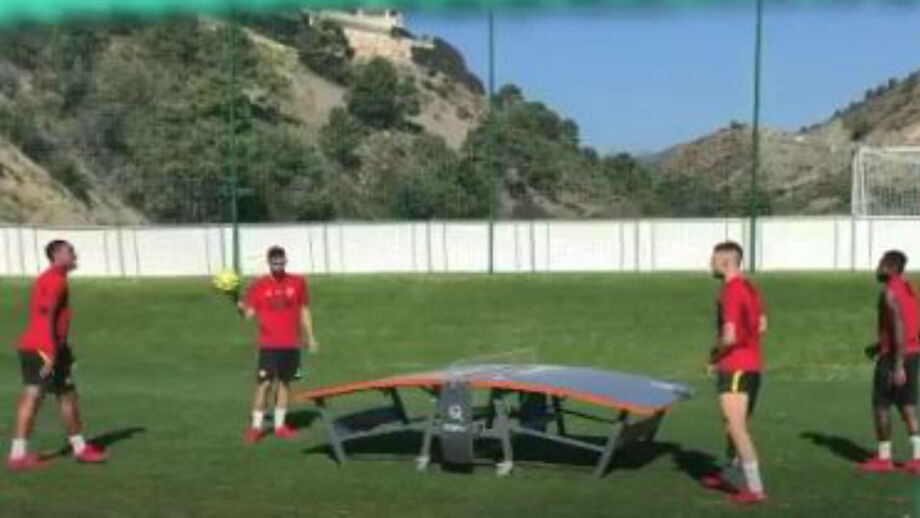 Bruno Fernandes não dá hipóteses no teqball: veja as imagens
