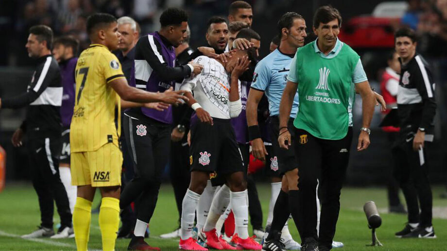 Futuro jogador do Benfica expulso em jogo que ditou eliminação do Corinthians da Libertadores
