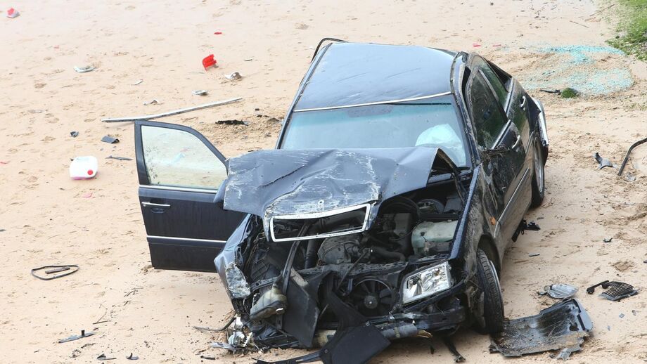 Carro despista-se na Marginal e cai na praia de Carcavelos