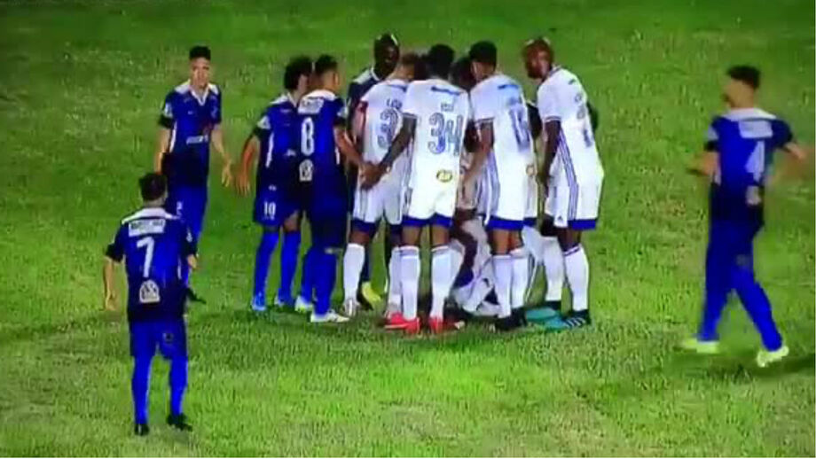 Surreal: jogadores do Cruzeiro tentam enganar árbitro de uma forma nunca vista