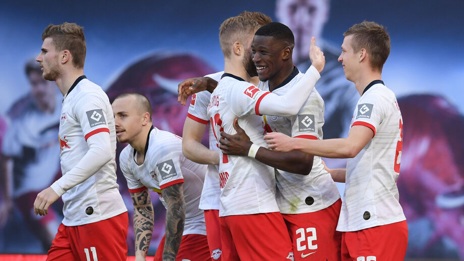 Leipzig vence e assume liderança provisória da Bundesliga