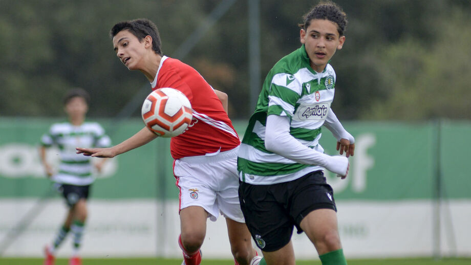 Benfica vence dérbi e aproxima-se do Sporting no topo da classificação