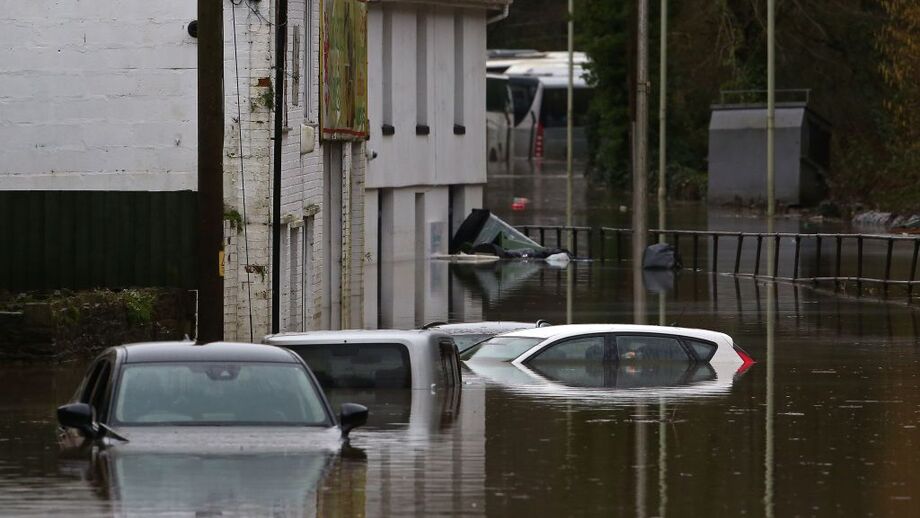 Tempestade Dennis provoca dois mortos no Reino Unido