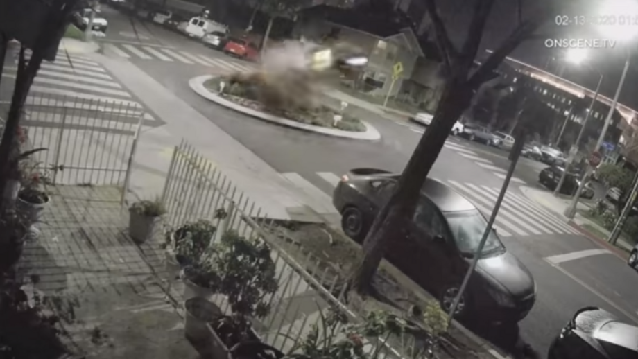 Carro filmado a levantar voo em rotunda: veja as imagens