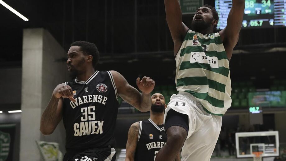 Sporting vence Esgueira e segue na liderança