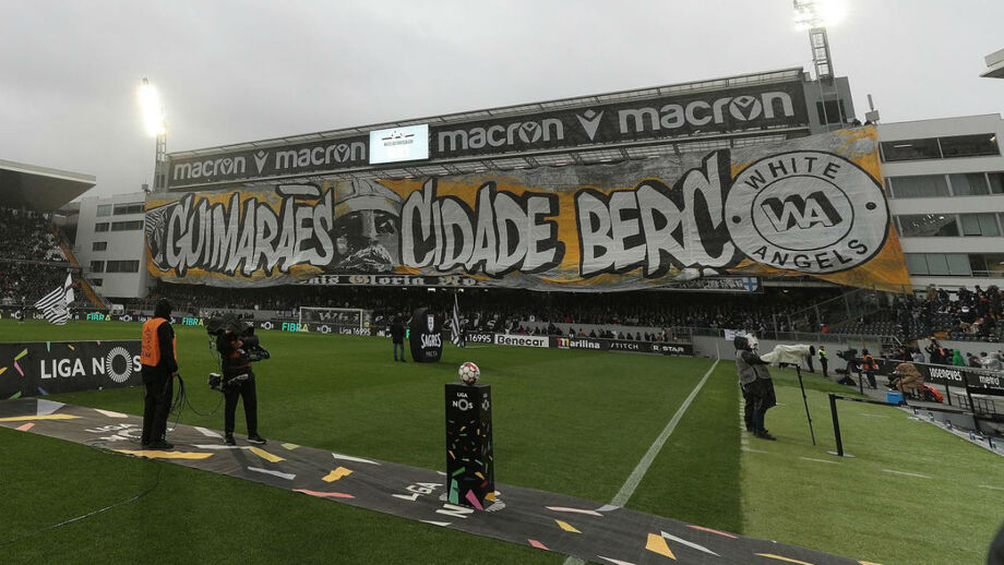 Claque do V. Guimarães: «Seremos preto e branco, sempre! Nunca seremos Marega e Conceição»