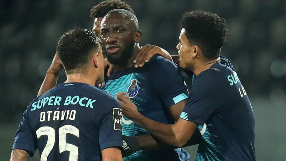 Das cascas de banana aos vergonhosos cânticos: os casos de racismo que mancham a última década do futebol